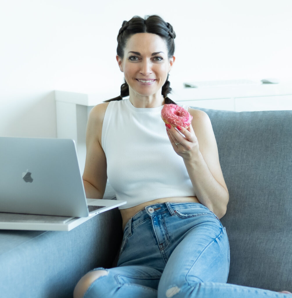 Kathi mit Notebook und Donut auf Couch
