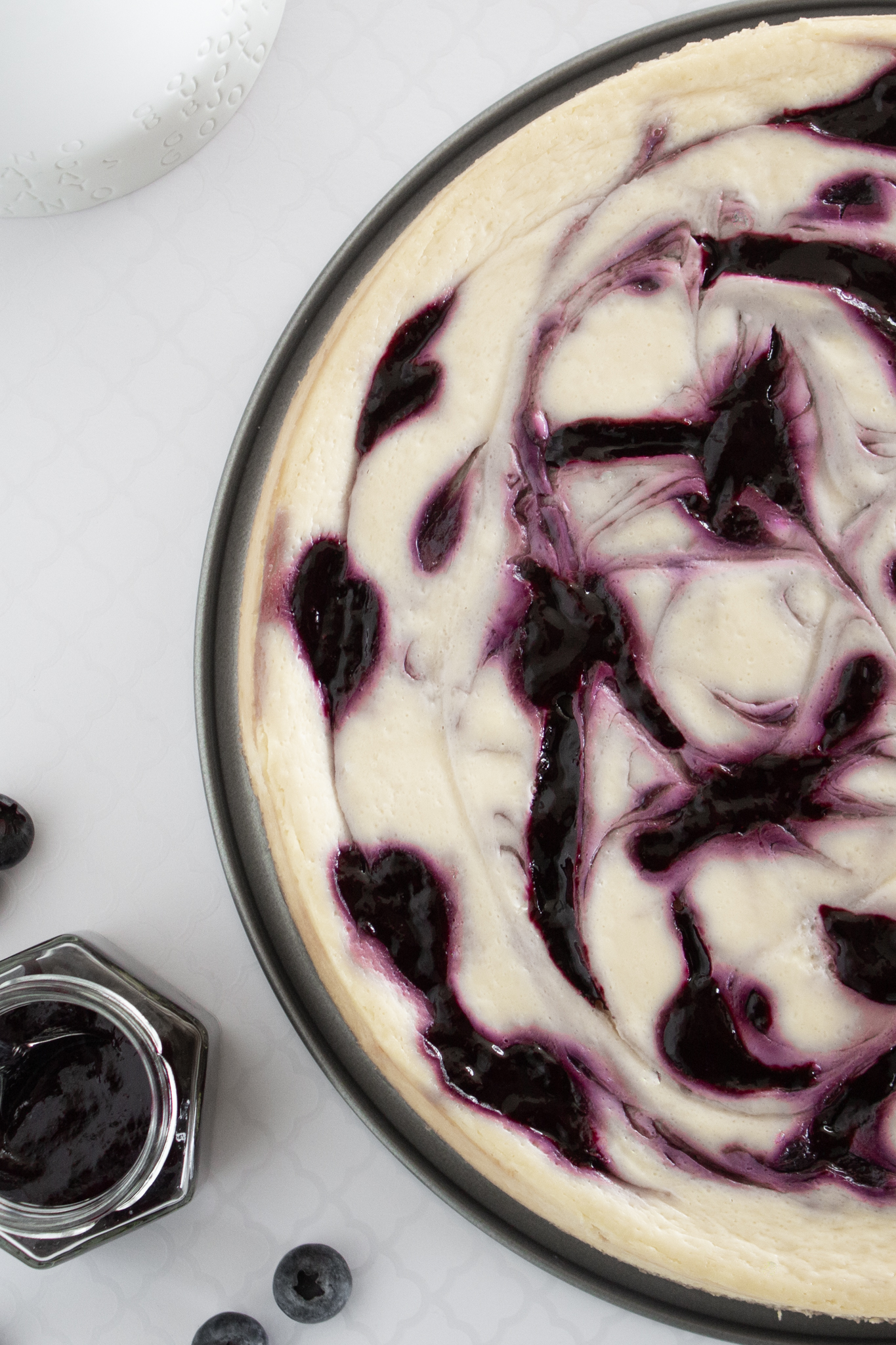 New York Cheesecake mit einem Swirl aus Blaubeeren am Stück