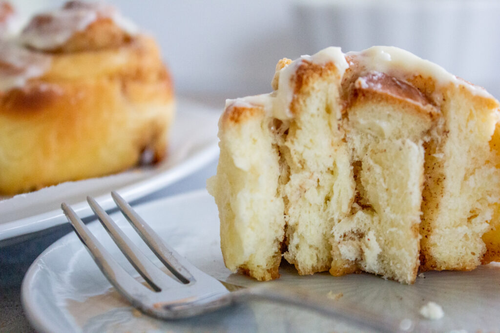 Zimt­schnecken mit Frischkäse-Frosting – yummykram.de