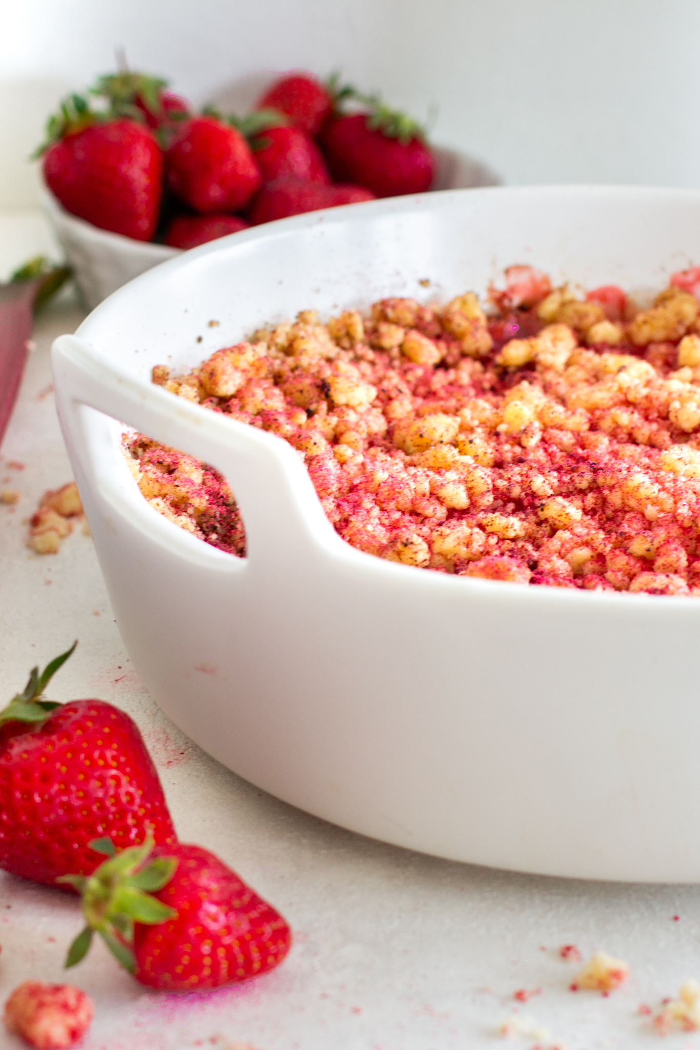 Pinker Rhabarber Erdbeer Crumble Nahaufnahme