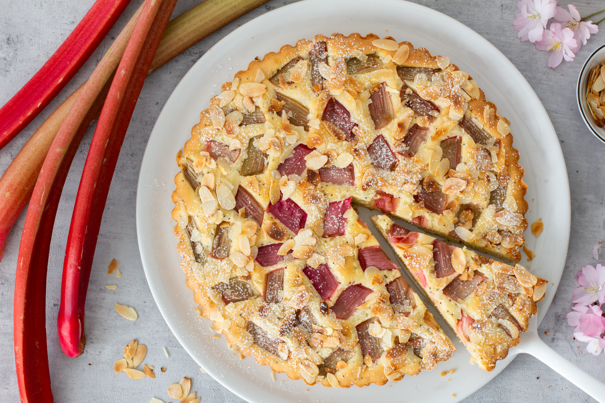 Rhabarber Tarte mit Mandeln und Mohn von oben fotografiert