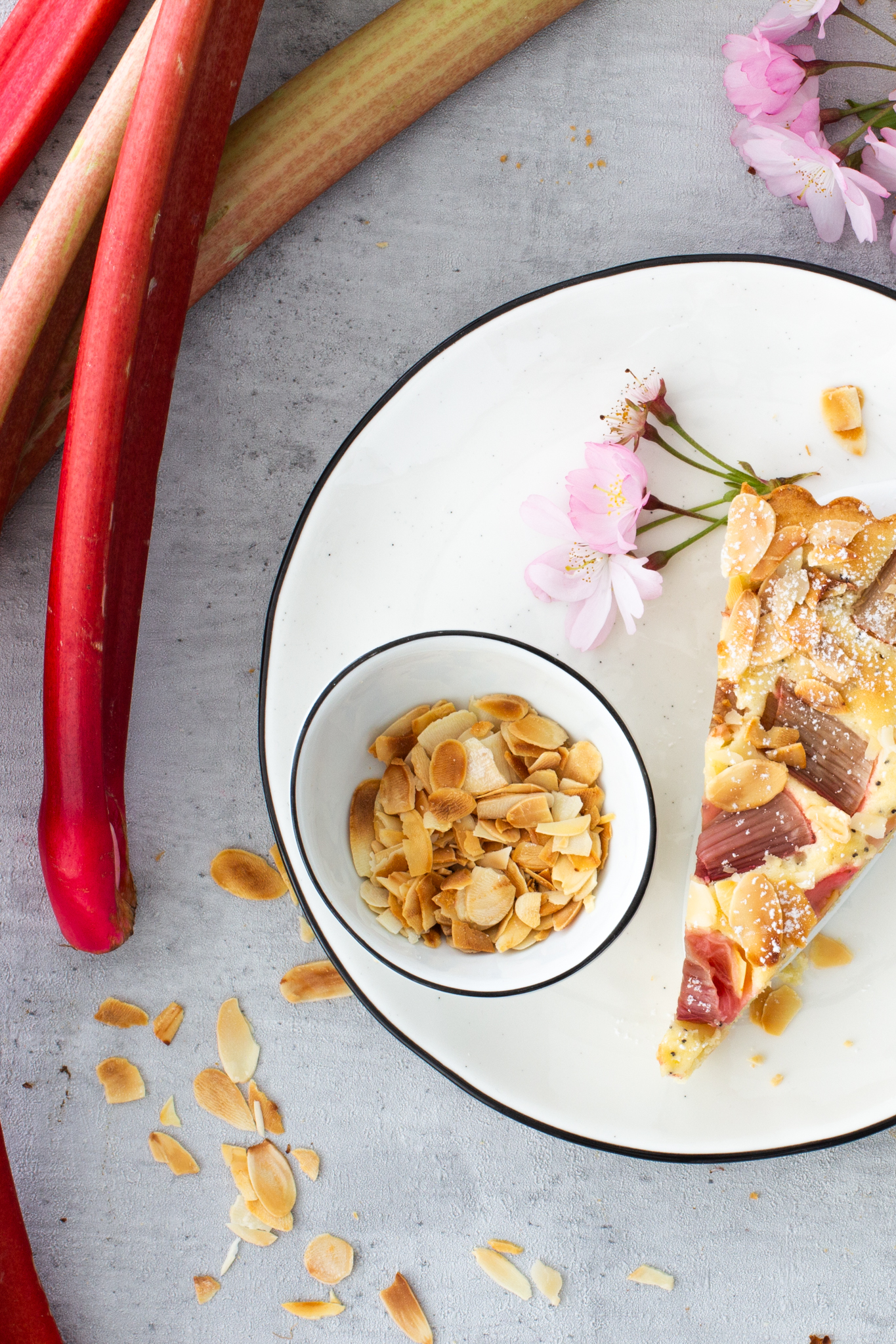 1 Stück Rhabarber Tarte mit Mandeln und Mohn