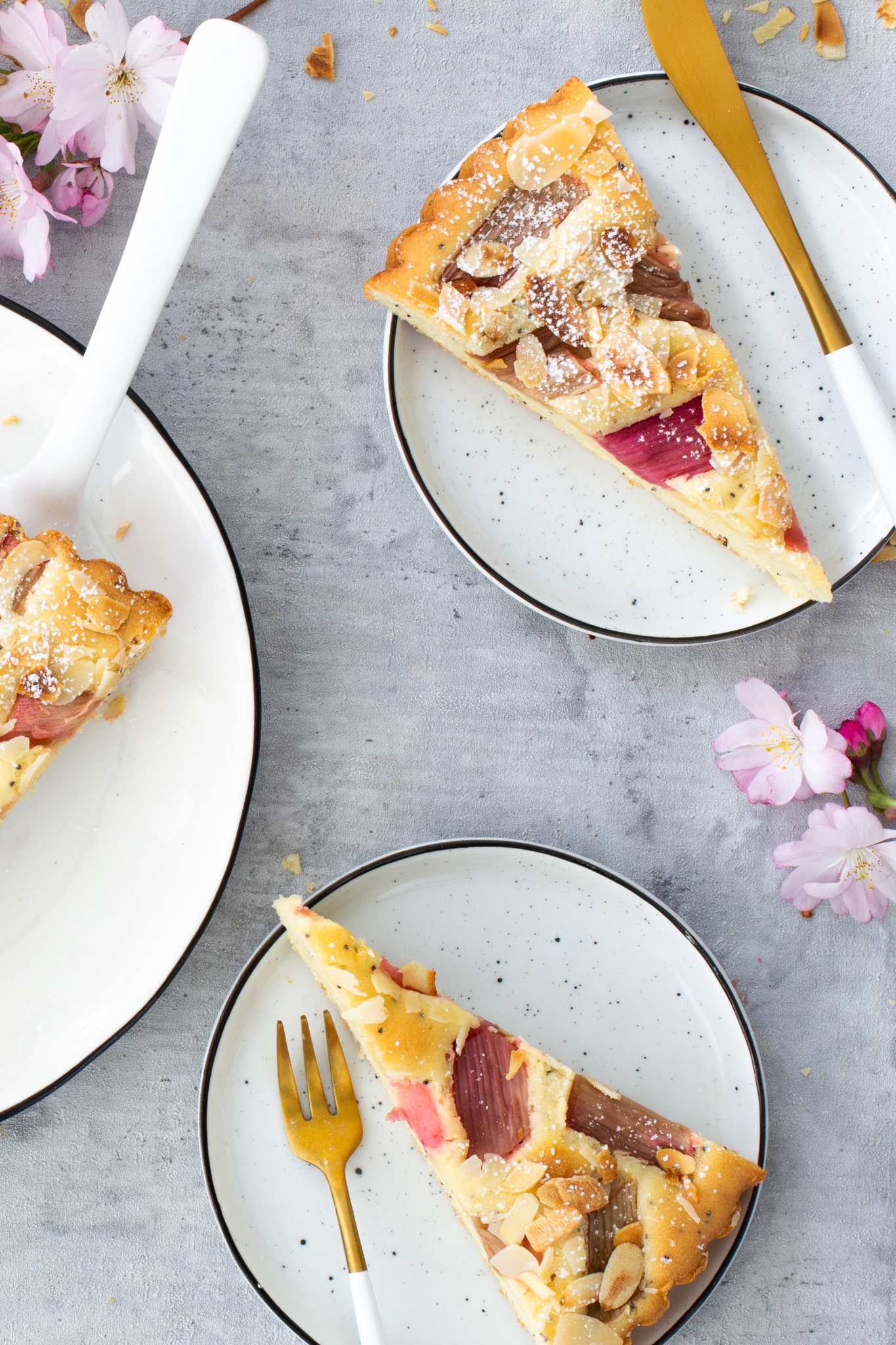 2 Stücke Rhabarber Tarte mit Mandeln und Mohn