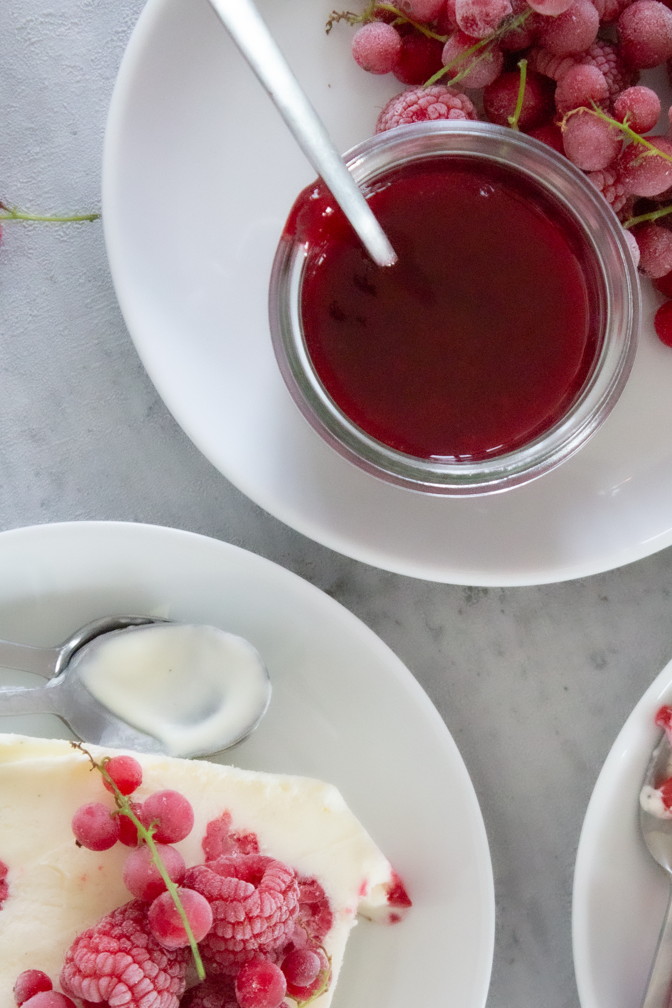 Selbstgerechtes Vanilleeis mit frischen Himbeeren Himbeersoße