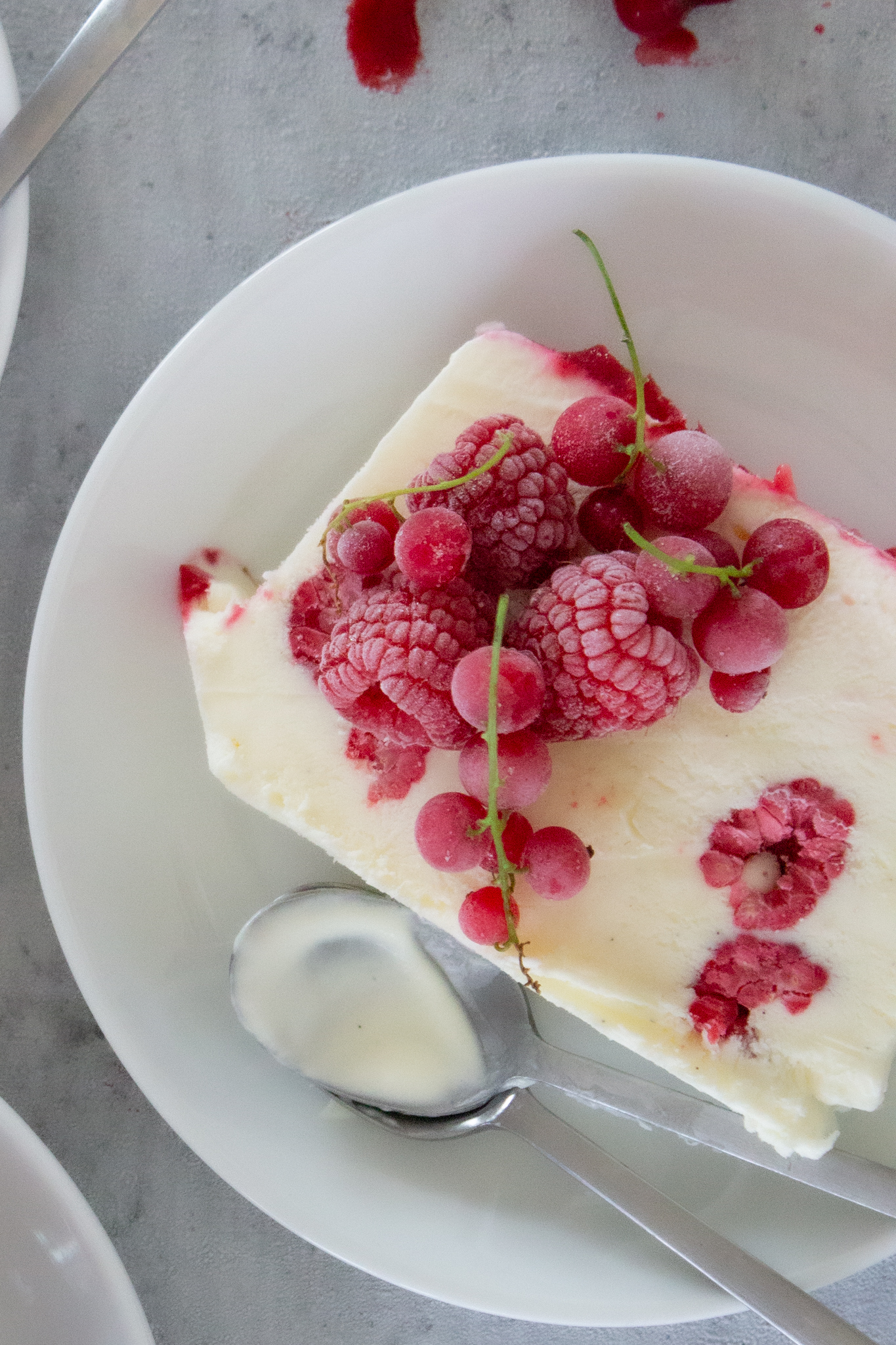 Selbstgerechtes Vanilleeis mit frischen Himbeeren von oben