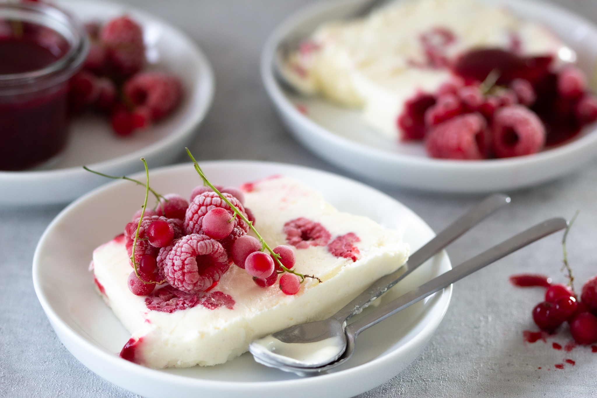 Selbstgerechtes Vanilleeis mit frischen Himbeeren 2 Stücke