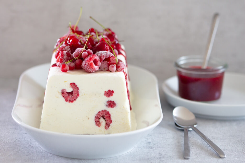Selbstgerechtes Vanilleeis mit frischen Himbeeren