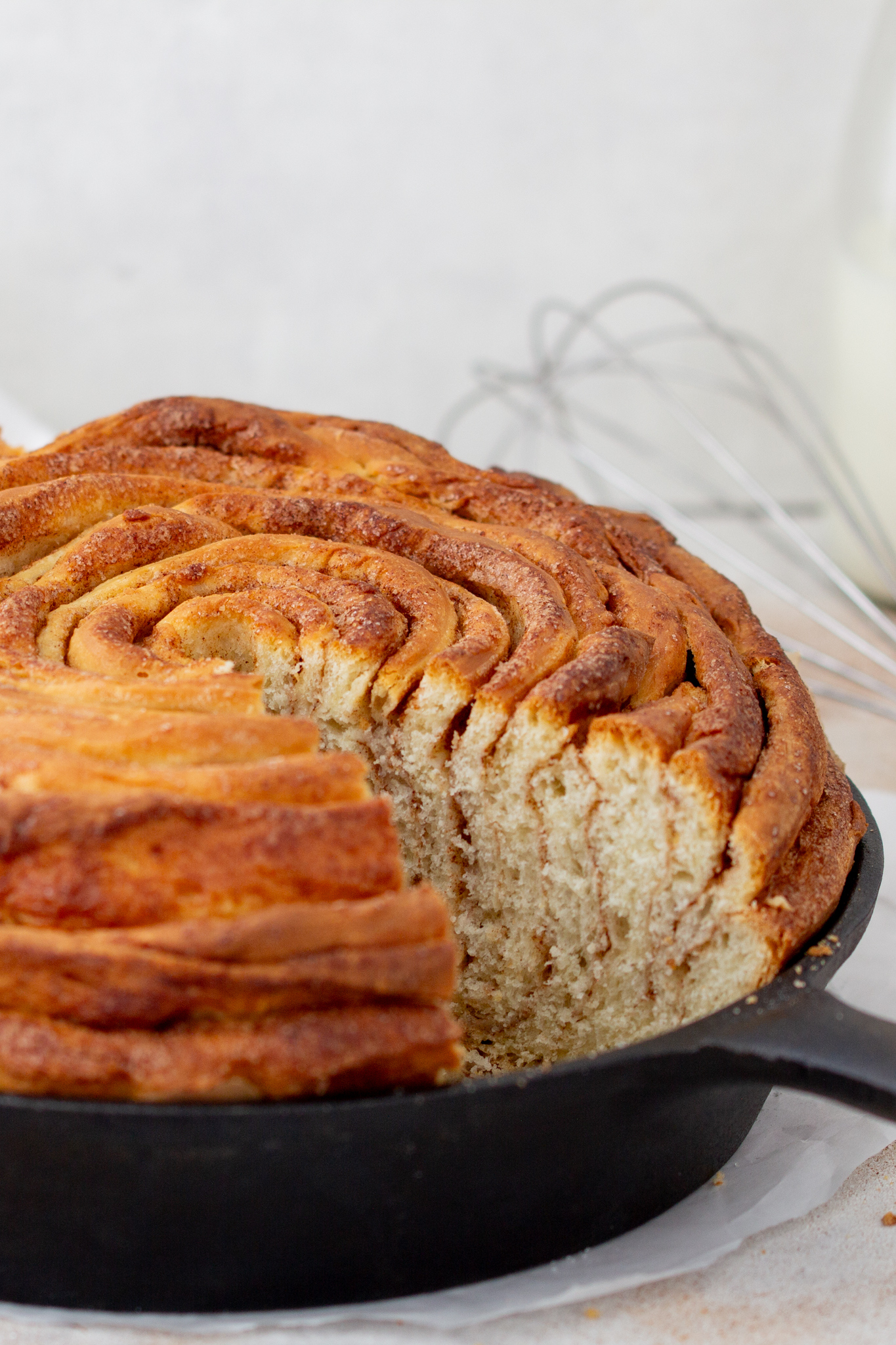 Angeschnittener Zimtschneckenkuchen