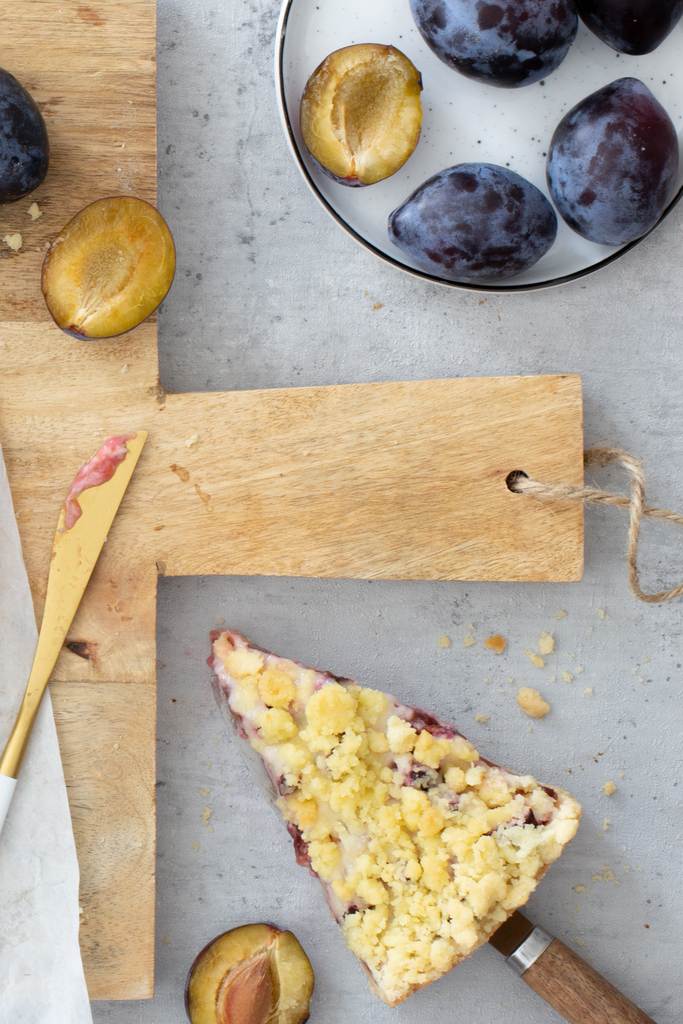 Angeschnittener Zwetschgenstreuselkuchen mit einzelnen Zwetschgen Teil 2