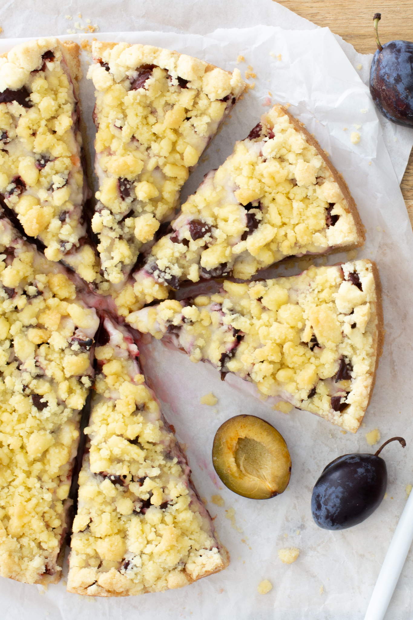 Angeschnittener Zwetschgenstreuselkuchen mit einzelnen Zwetschgen Teil 1
