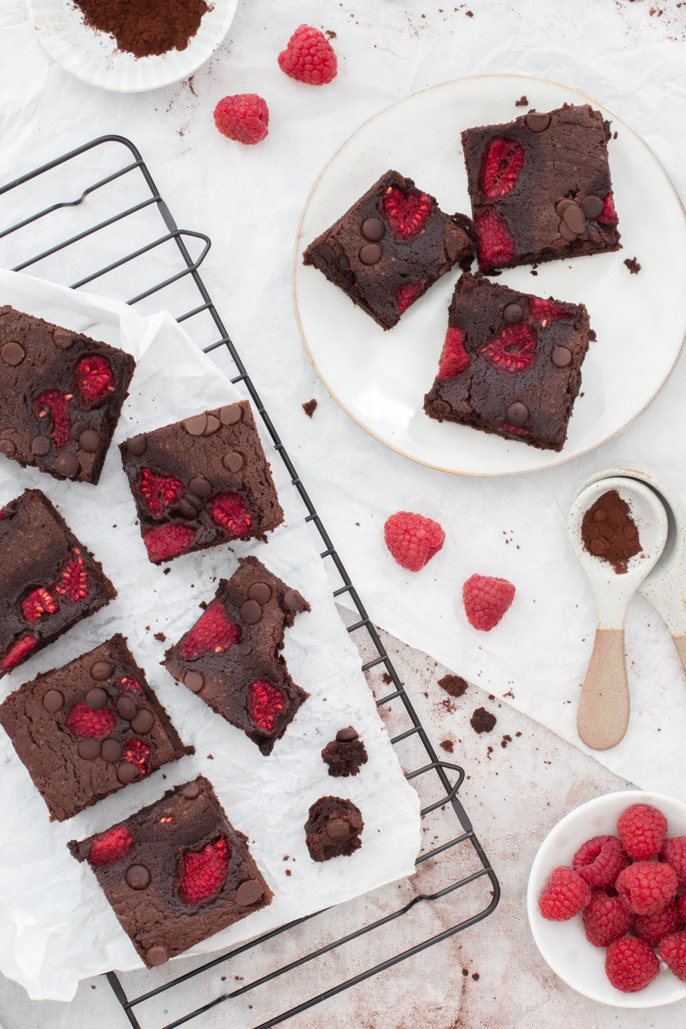 Brownies mit Himbeeren in Stücke geschnitten