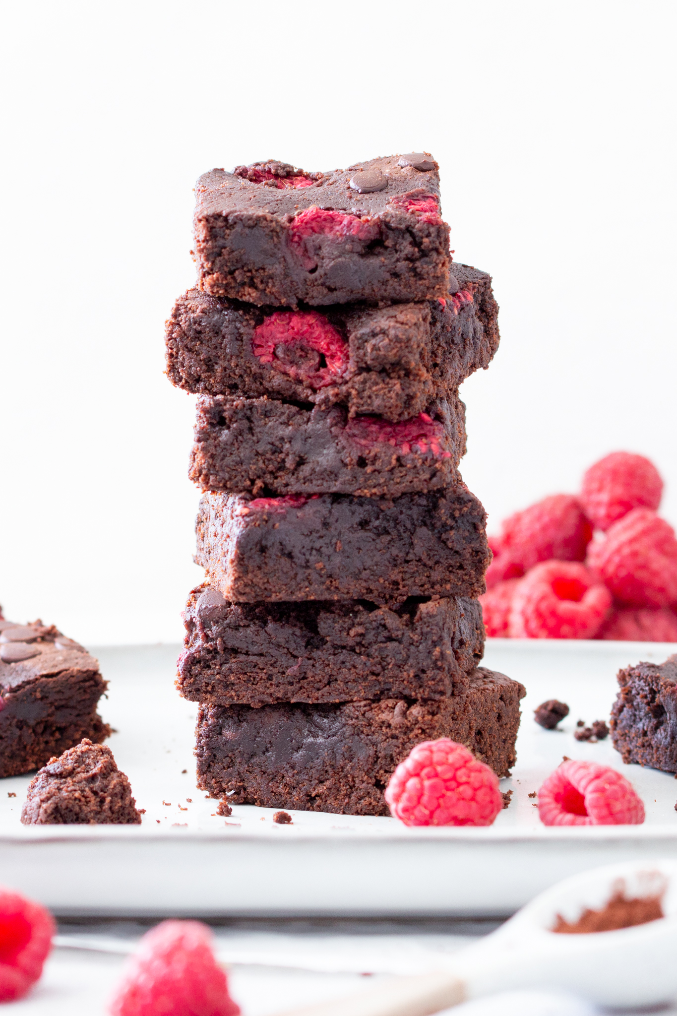 Brownies mit Himbeeren gestapelt