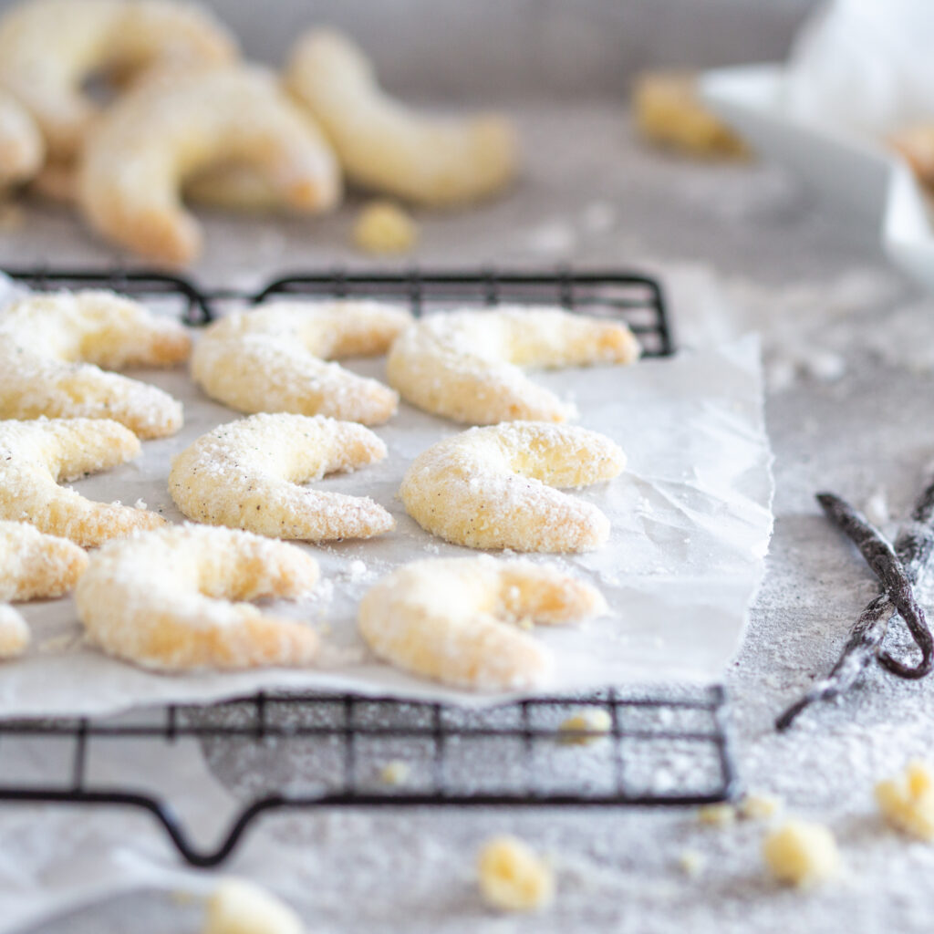Vanillekipferl frisch aus dem Ofen auf einem Auskühlgitter