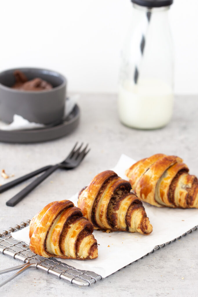Drei Mini Schoko Croissants mit Nutella / Nuss-Nougat-Creme auf einem Gitter