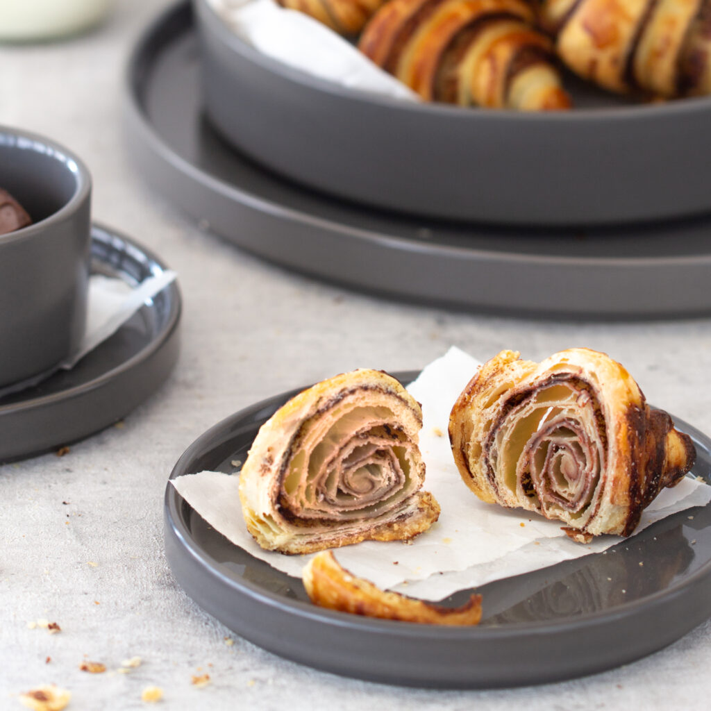 Aufgeschnittenes Schoko Croissants mit Nutella / Nuss-Nougat-Creme