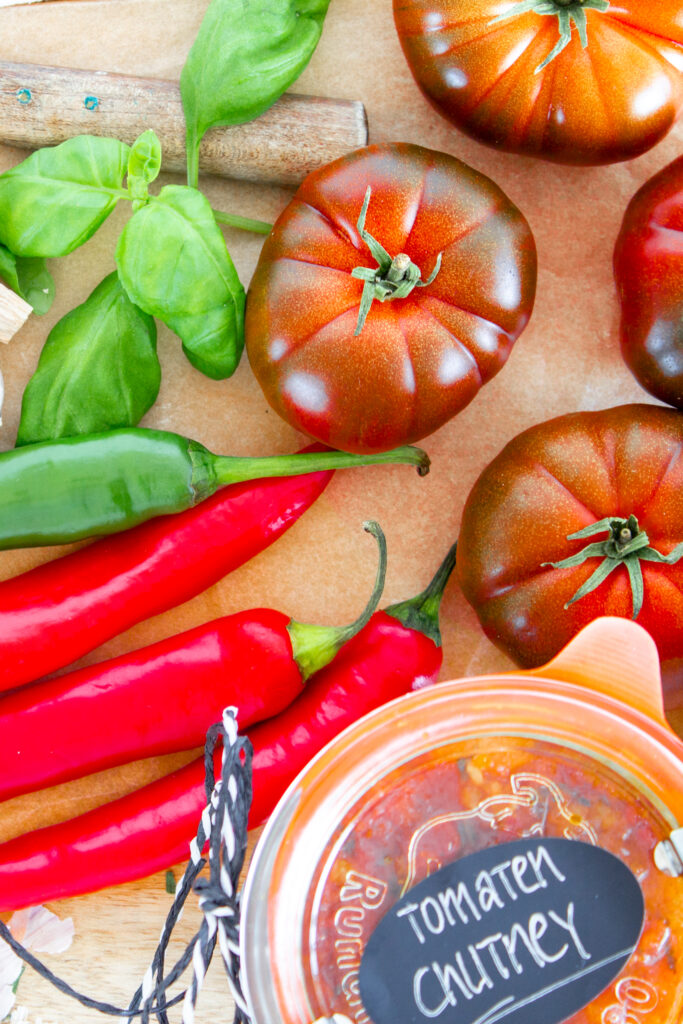 Zutaten für selbstgemachtes Tomaten-Chutney
