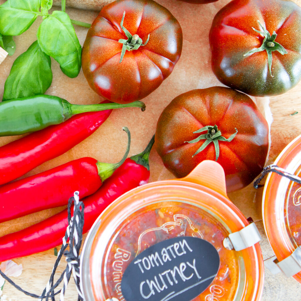 Zutaten für selbstgemachtes Tomaten-Chutney