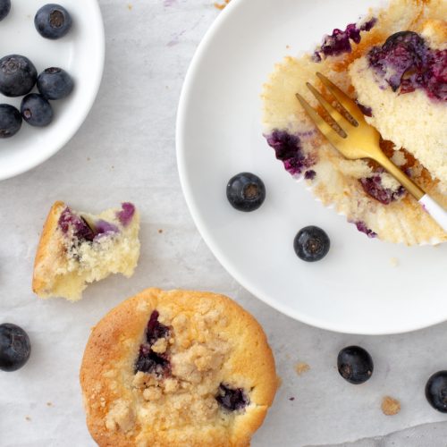 Blueberry Muffins Ein angegessener Blueberry Muffin mit Gabel