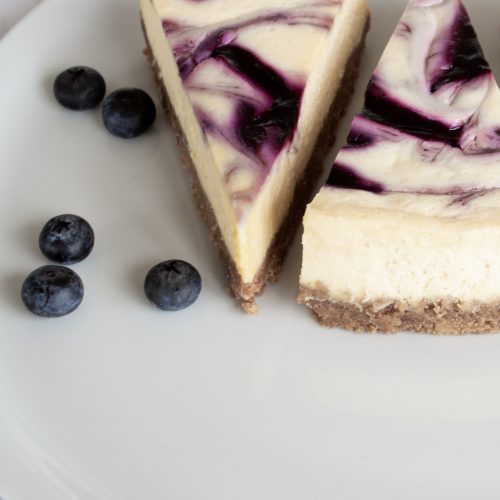 New York Cheesecake mit Blaubeerswirl New York Cheesecake mit einem Swirl aus Blaubeeren 3 Stück