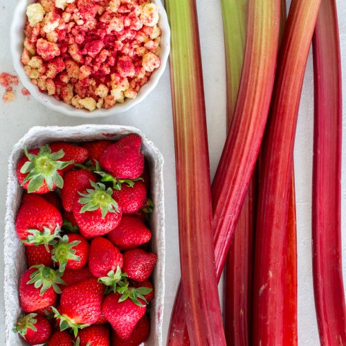 Pinker Rhabarber Erdbeer Crumble Zutaten Pinker Rhabarber Erdbeer Crumble