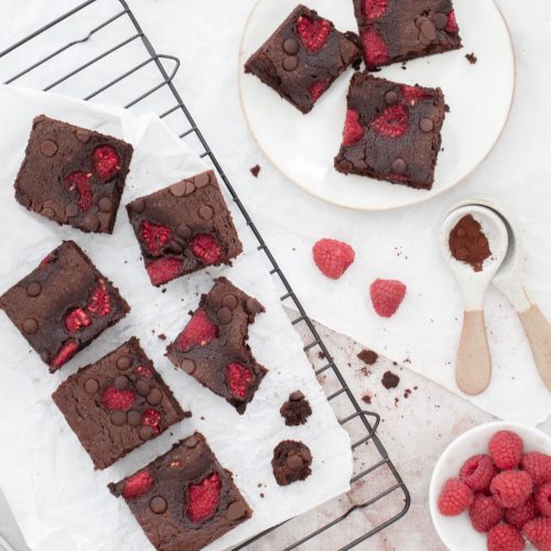 raspberry-brownies-7 Brownies mit Himbeeren in Stücke geschnitten
