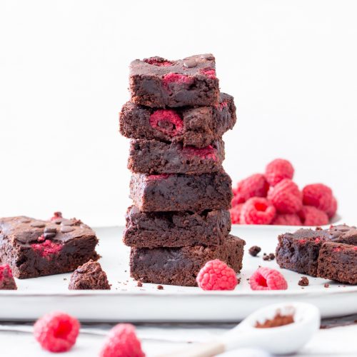 raspberry-brownies-8 Brownies mit Himbeeren gestapelt