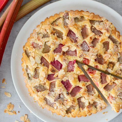 Rhabarber Tarte mit Mandeln und Mohn von oben fotografiert