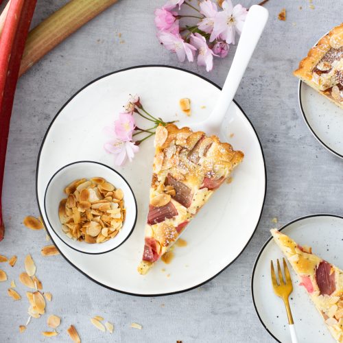 Rhabarber Tarte mit Mandeln und Mohn 1 Stück Rhabarber Tarte mit Mandeln und Mohn