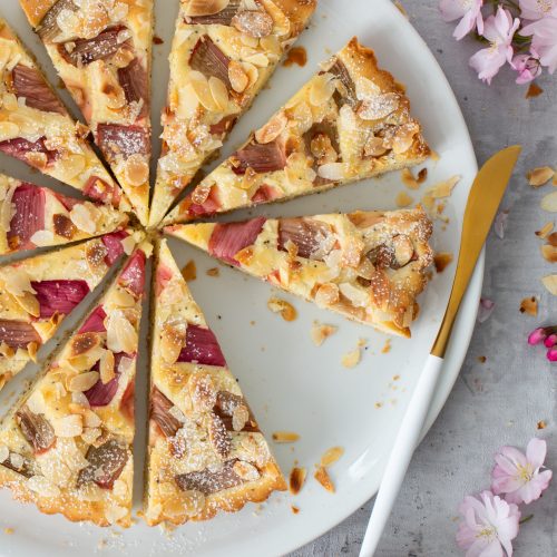 Rhabarber Tarte mit Mandeln und Mohn Rhabarber Tarte mit Mandeln und Mohn
