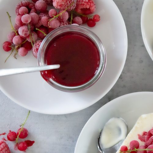 Selbstgerechtes Vanilleeis mit frischen Himbeeren Selbstgerechtes Vanilleeis mit frischen Himbeeren Himbeersoße