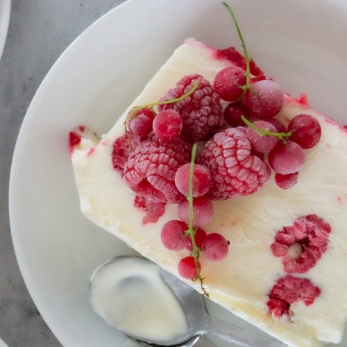 Selbstgerechtes Vanilleeis mit frischen Himbeeren Selbstgerechtes Vanilleeis mit frischen Himbeeren von oben