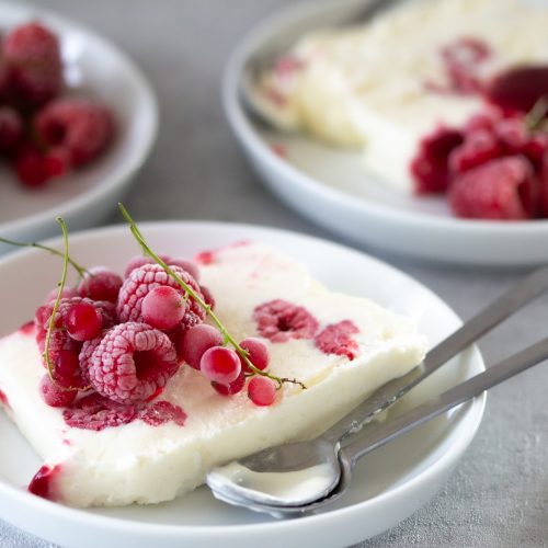 Selbstgerechtes Vanilleeis mit frischen Himbeeren 2 Stücke