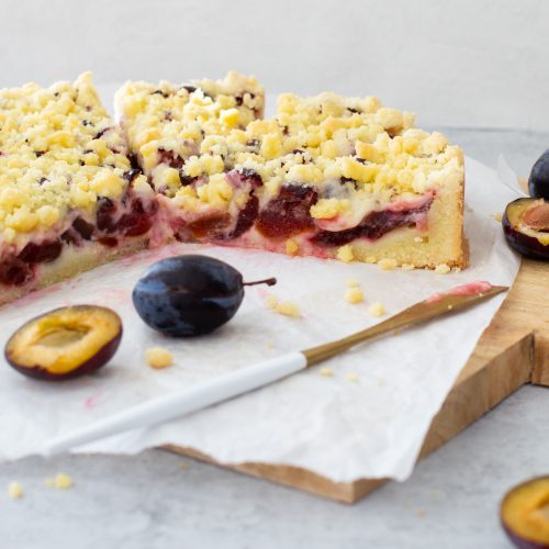 Angeschnittener Zwetschgenstreuselkuchen von der Seite fotografiert